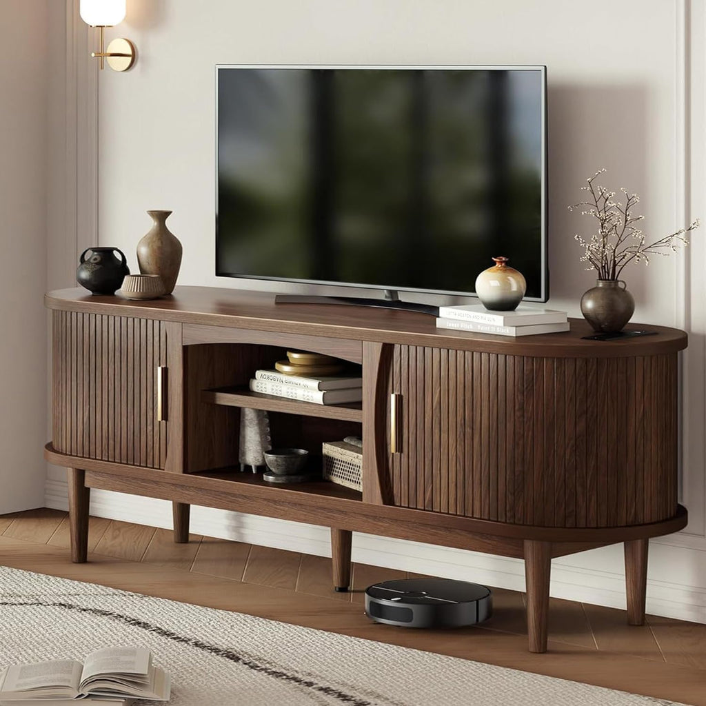 Decofy Mid Century TV Stand for TVs up to 65 Inches, Entertainment Center with Storage, Power Outlet, Fluted Sliding Doors & Adjustable Shelves, Modern Media TV Console Table for Living Room (Walnut)