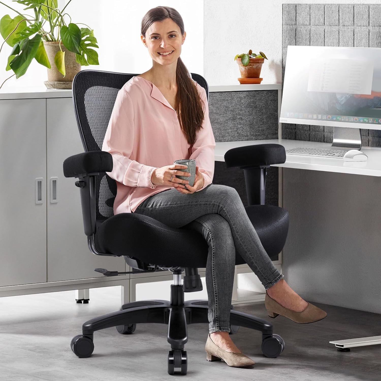 Big and Tall Office Desk Chair 500lbs, Ergonomic Heavy Duty Mesh Desk Chair, Executive Swivel Task Computer Chairs for Home Office, Adjustable Lumbar Support and Armrests (Black)